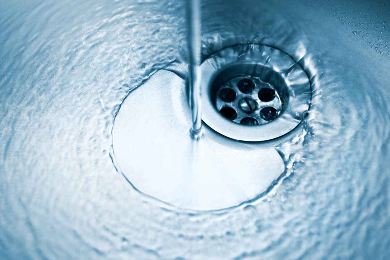 drain with watermrunning kitchen faucet (darker variation shot)running kitchen faucet
