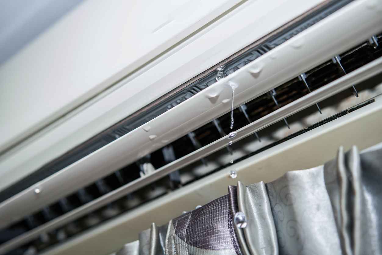 Water leaking from the air conditioner drips from the cooler.&nbsp;